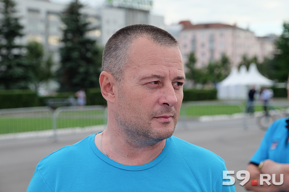 Дмитрий уже не первый год обивает пороги кабинетов власти и уверен, что только слаженные протестные действия будут иметь результат Дмитрий уже не первый год обивает пороги кабинетов власти и уверен, что только слаженные протестные действия будут иметь результат