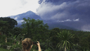 Это было грандиозно! Ярославцы делают селфи на фоне извергающегося вулкана на Бали