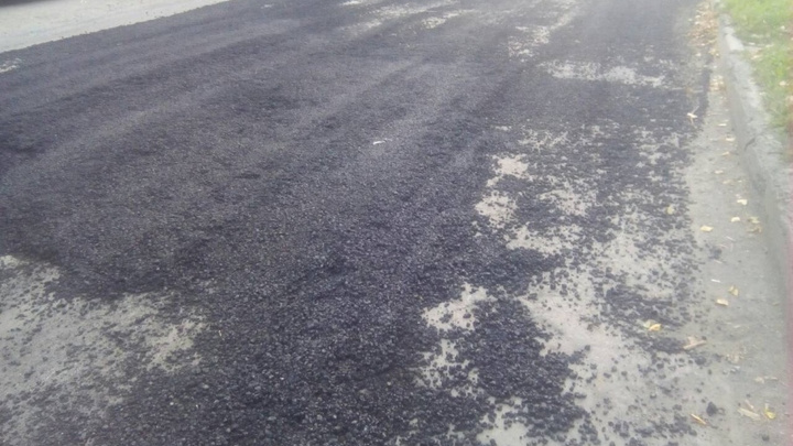 «Ночью вывалили и размазали КАМАЗ асфальта»: челябинцев возмутил ремонт дороги на ЧМЗ