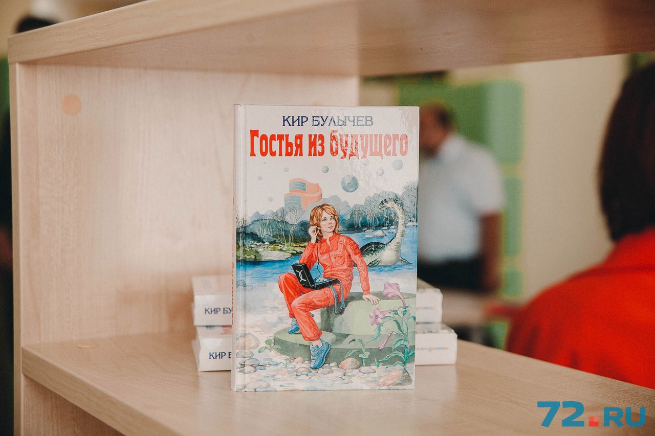 Есть тут новенькие книги, читальный зал с мягкими удобными креслами, и даже несколько наборов настольных игр Есть тут новенькие книги, читальный зал с мягкими удобными креслами, и даже несколько наборов настольных игр