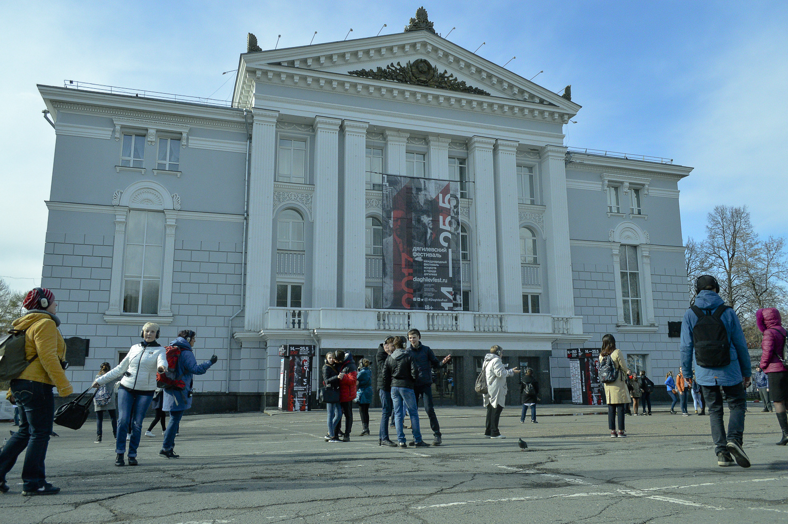 Зрители остановились на площади перед Театром оперы и балета