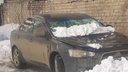 На улице Буянова глыба льда рухнула на Mitsubishi и пробила лобовое стекло