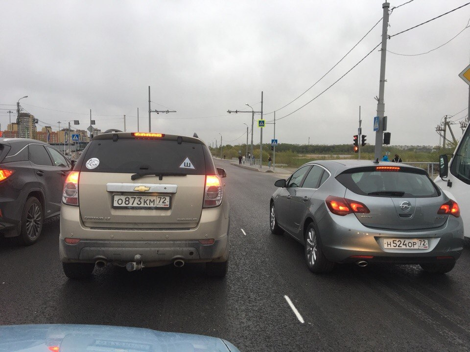 Многие автомобилисты жалуются, что на дорогах стало тесно Многие автомобилисты жалуются, что на дорогах стало тесно