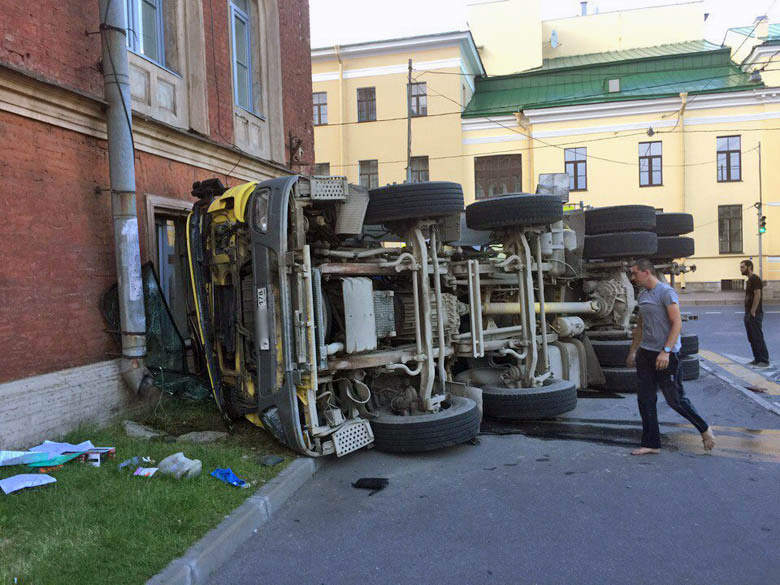 22 ой. Авария с бетономешалкой в СПБ. Бетономешалка перевернулась в Санкт-Петербурге. Бетономешалка Перевернутая СПБ. Автобетономешалки с Питера.