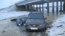 В Волгоградской области вылетевшие с ледяной трассы машины столкнулись под мостом