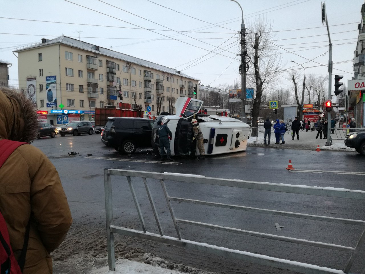 Причину аварии предстоит выяснить сотрудникам ГИБДД Причину аварии предстоит выяснить сотрудникам ГИБДД