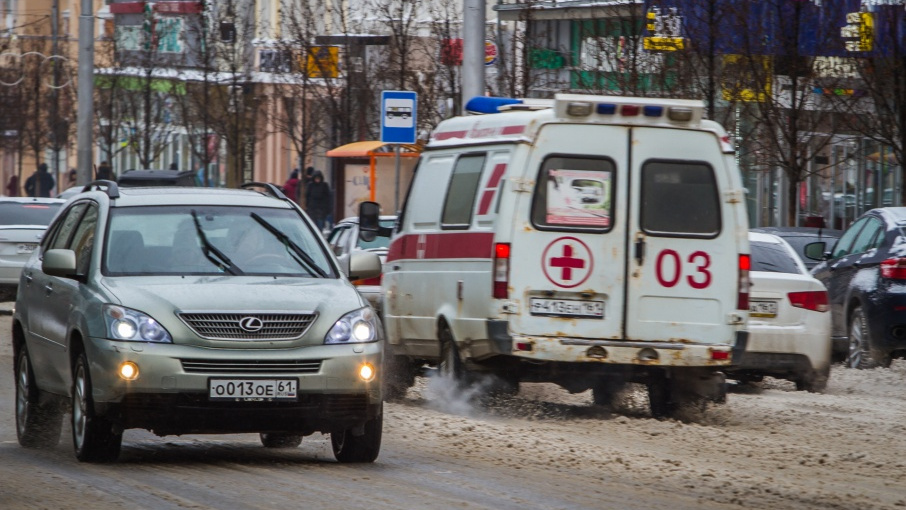 Не уступил дорогу: в Ростове водитель «Лифана» протаранил машину скорой помощи с «тяжелым» пациентом