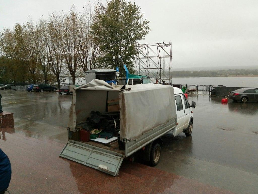Рабочие готовят набережную к концерту Газманова
