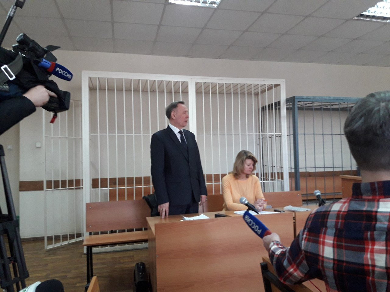 Александр Кирилин отвечает на вопросы судьи о своей биографии