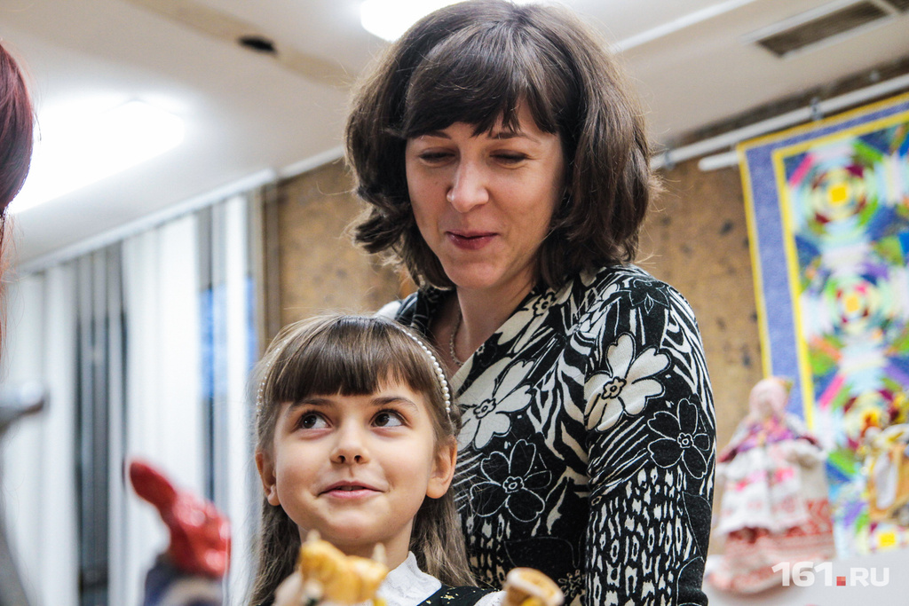 8-летняя Арина приненсла на выставку своих керамических кукол 8-летняя Арина приненсла на выставку своих керамических кукол