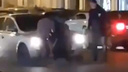 В центре Ростова двое мужчин устроили драку прямо на дороге
