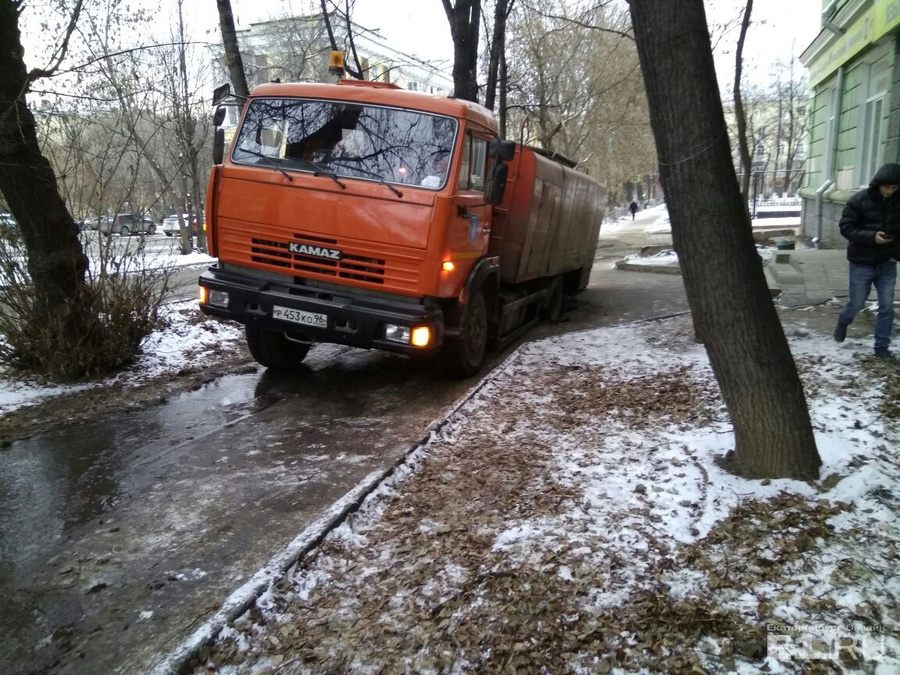 На место происшествия приехал КамАЗ, но провалился.
На место происшествия приехал КамАЗ, но провалился.