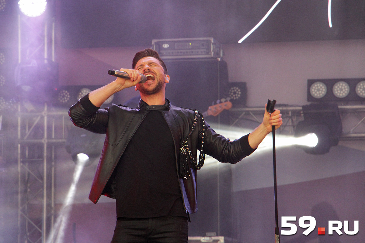 Аудитория певца. Eminem стадион. Eminem concert. Концертный зал темный. Концертный зал олимпийский в москве.