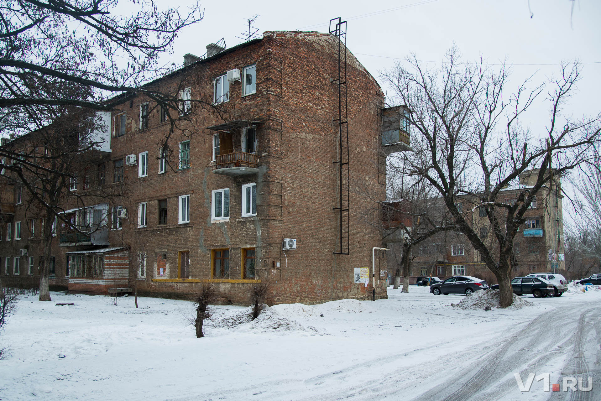 Нижний тракторный больница. Поселок Нижний тракторный Волгоград. Старый тракторный район Волгоград. ДК Нижний тракторный Волгоград. Торец кирпичного здания.