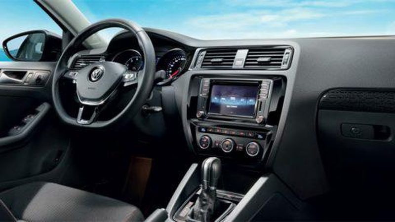 В интерьер новой Volkswagen Jetta Life есть место современным технологиям и ярким декоративным решениям