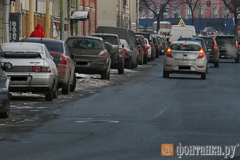 На центральных улицах города снег убран почти везде.