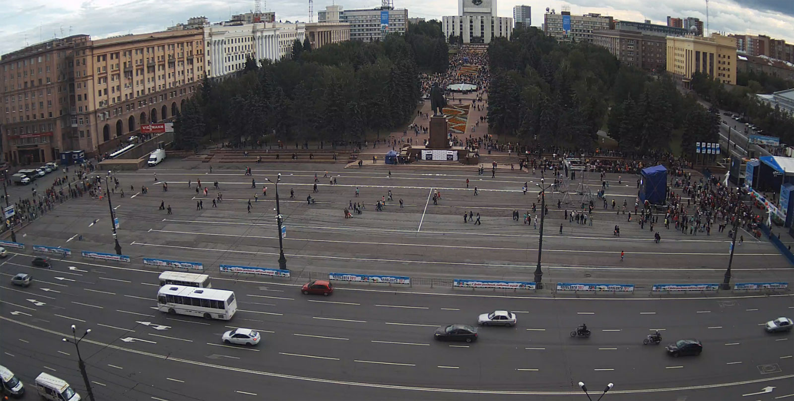Зрителей на площади Революции пока немного
