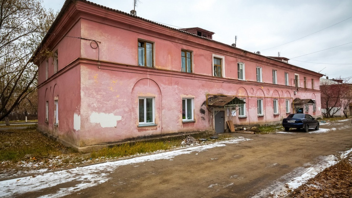 Крыша в доме на Новороссийской, которую сделали после жалобы Медведеву, вновь обвалилась