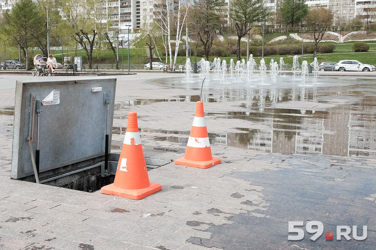 Машинный зал театрального фонтана находится под землей на глубине в несколько метров Машинный зал театрального фонтана находится под землей на глубине в несколько метров