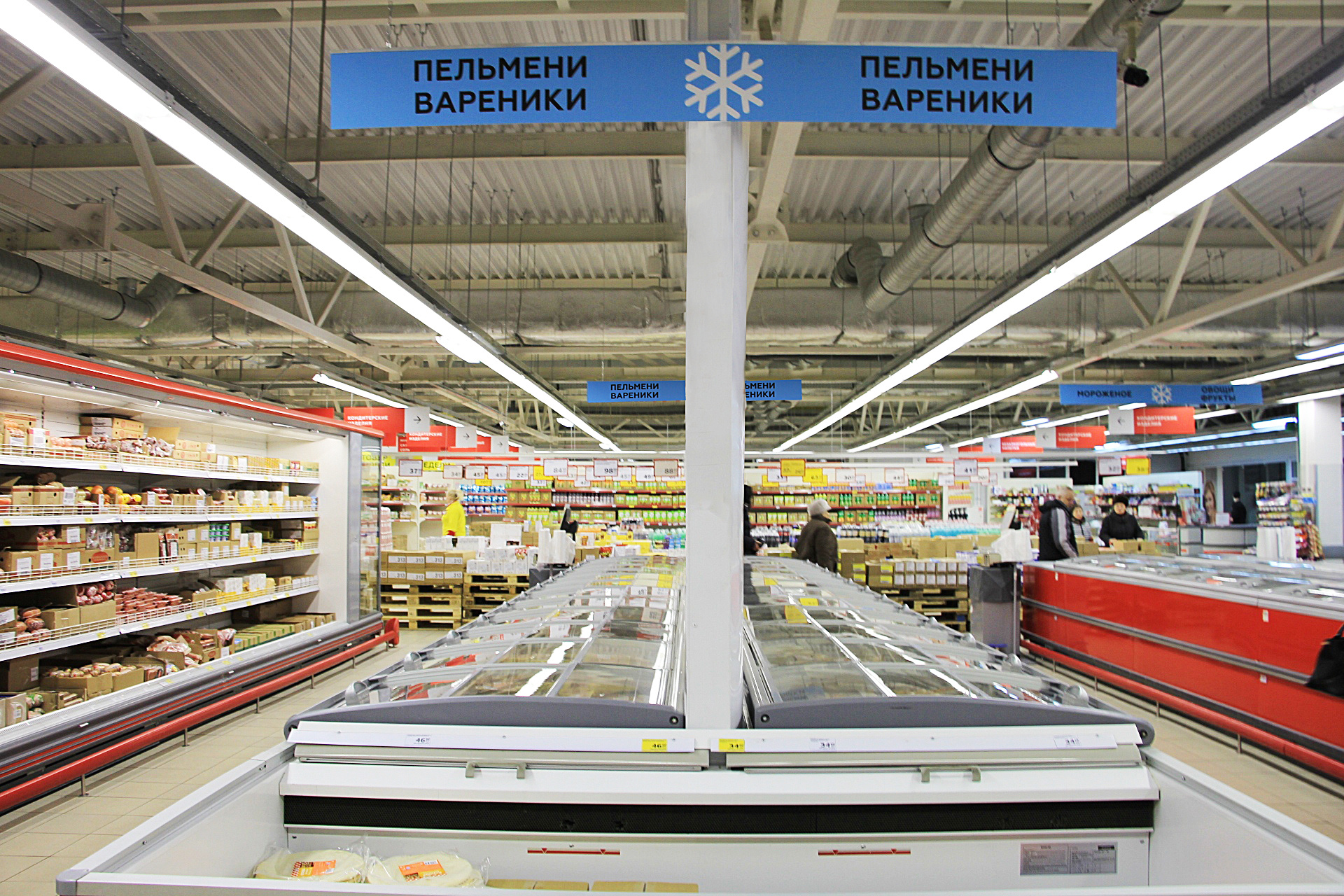 Вся продукция хранится в коробках и упаковках, предусмотрены вместительные тележки Вся продукция хранится в коробках и упаковках, предусмотрены вместительные тележки
