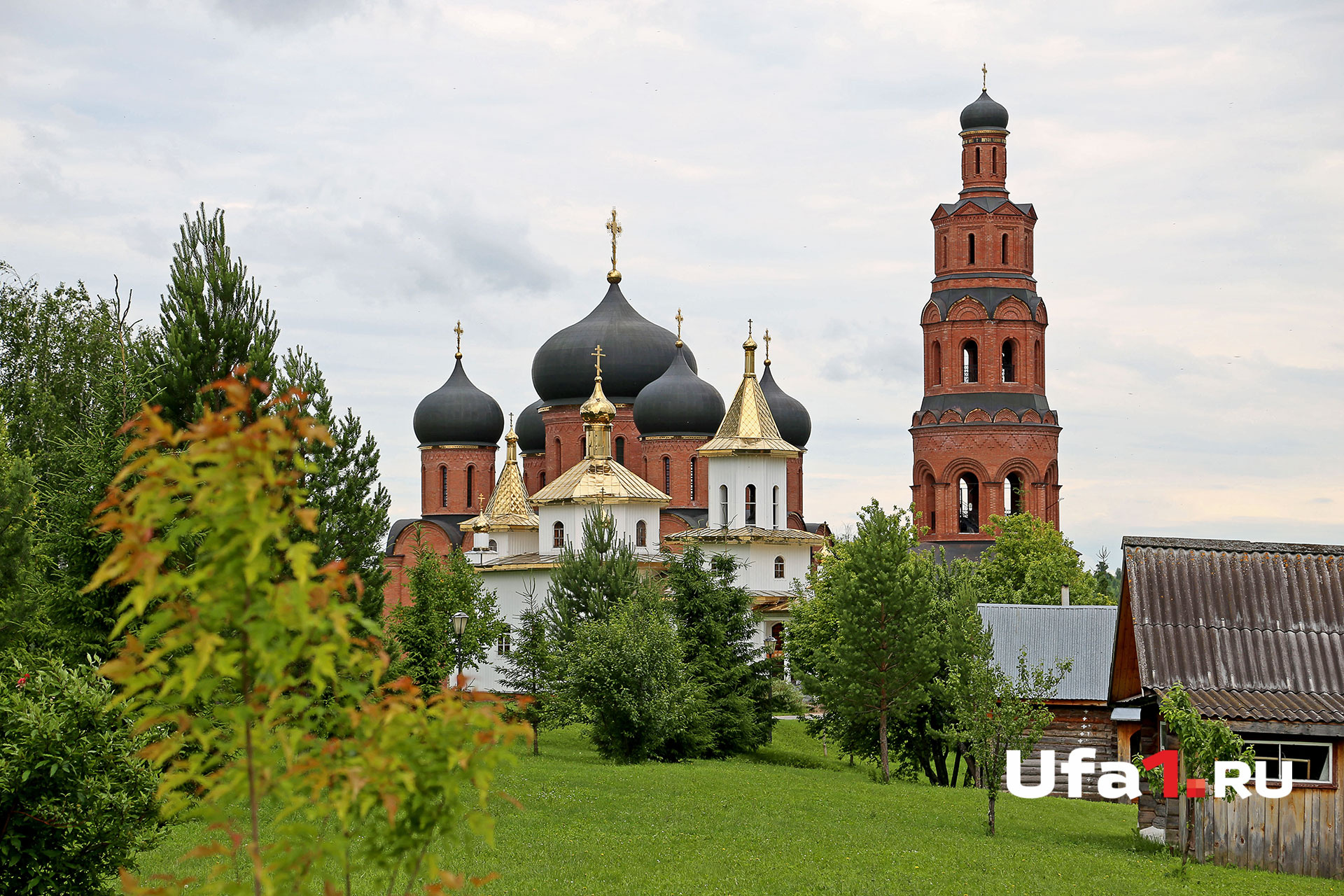 Монастырь святые кустики фото