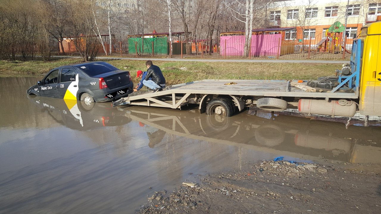 Машина такси застряла в луже у детского сада на Стахановцев - 9 мая 2018 -  72.ру