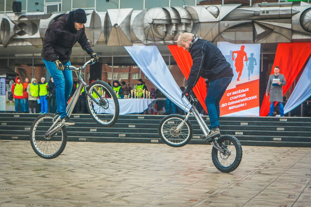 Велосипедисты из Екатеринбурга показывали опасные трюки