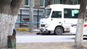 На проспекте Масленникова мотоциклист потерял управление и залетел под автобус Hyundai