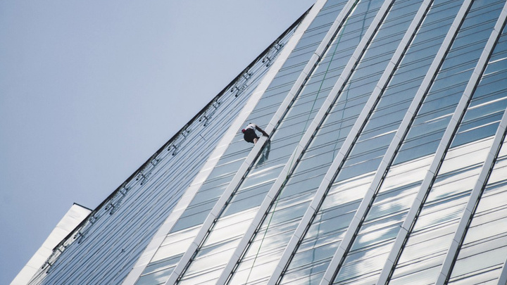 Полицейские задержали тюменца, без страховки забравшегося на 52 этаж небоскреба «Москва-Сити»