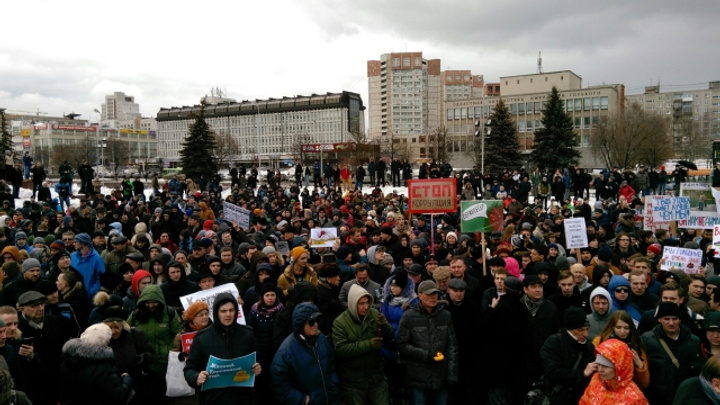 Уточки, кроссовки и дружественная полиция: пермяки выразили свой протест коррупции во власти