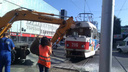 В Самаре на Ново-Садовой экскаватор разбил стрелой кабину трамвая
