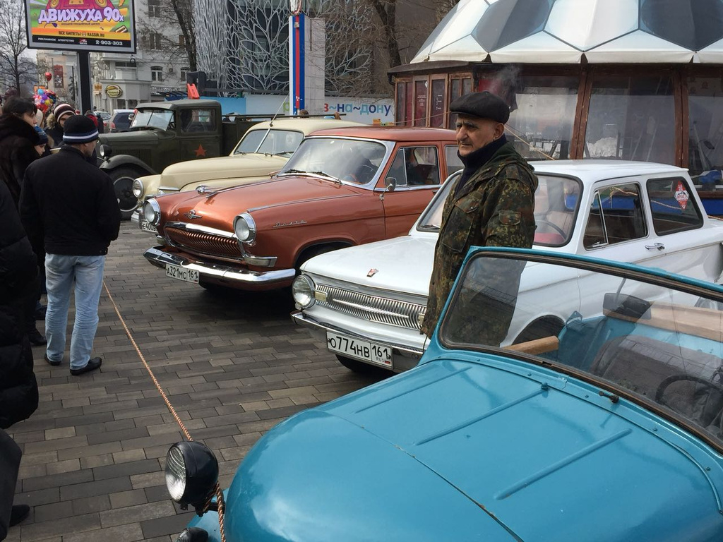 По улицам Ростова проехали раритетные автомобили