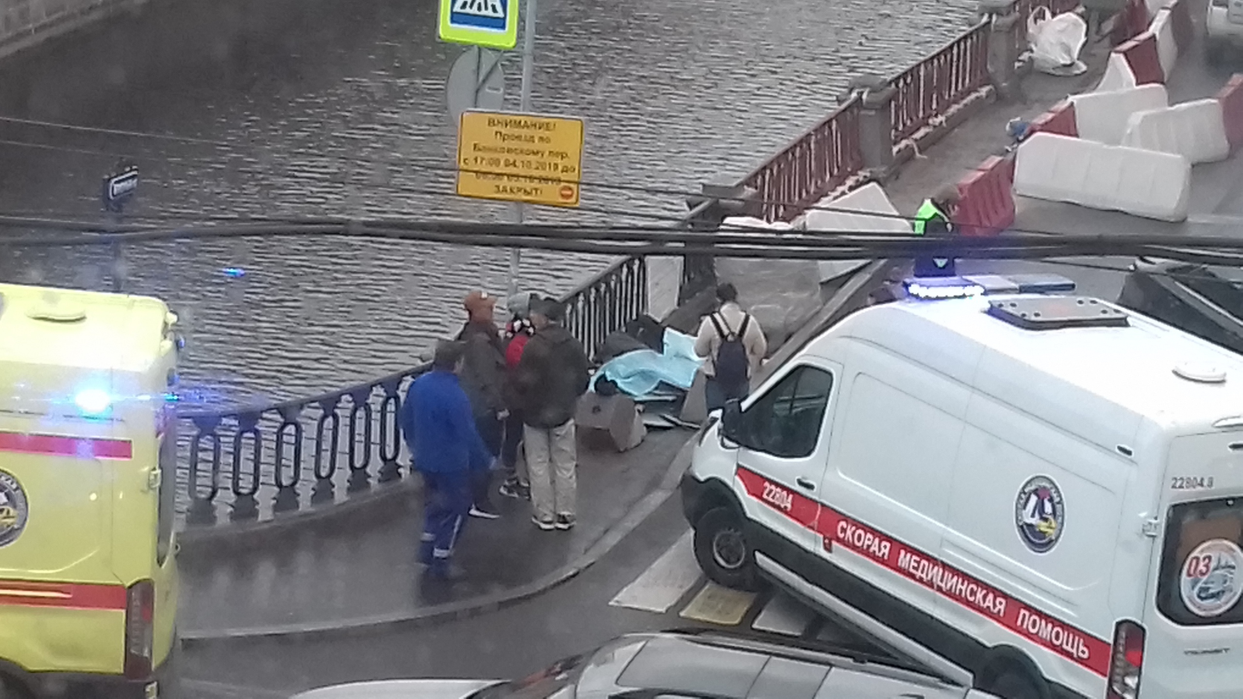 Китаец погиб в центре Петербурга. В него после ДТП отлетел автомобиль,  столкновение попало на видео - 9 октября 2019 - ФОНТАНКА.ру