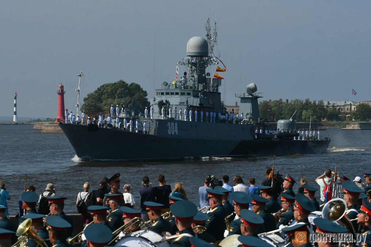 Санкт петербург морское. Парад ВМФ Питер день города. Морская столица. Санкт-Петербург морская столица. Российский государственный военно морской флот в Приморском районе.