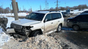 Пролетел на красный свет: в Тольятти водитель Toyota Land Cruiser снес капот «Ладе-Гранте»