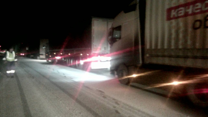 Возьмите в дорогу бензин и тёплые вещи: трассу М-5 в Челябинской области занесло снегом