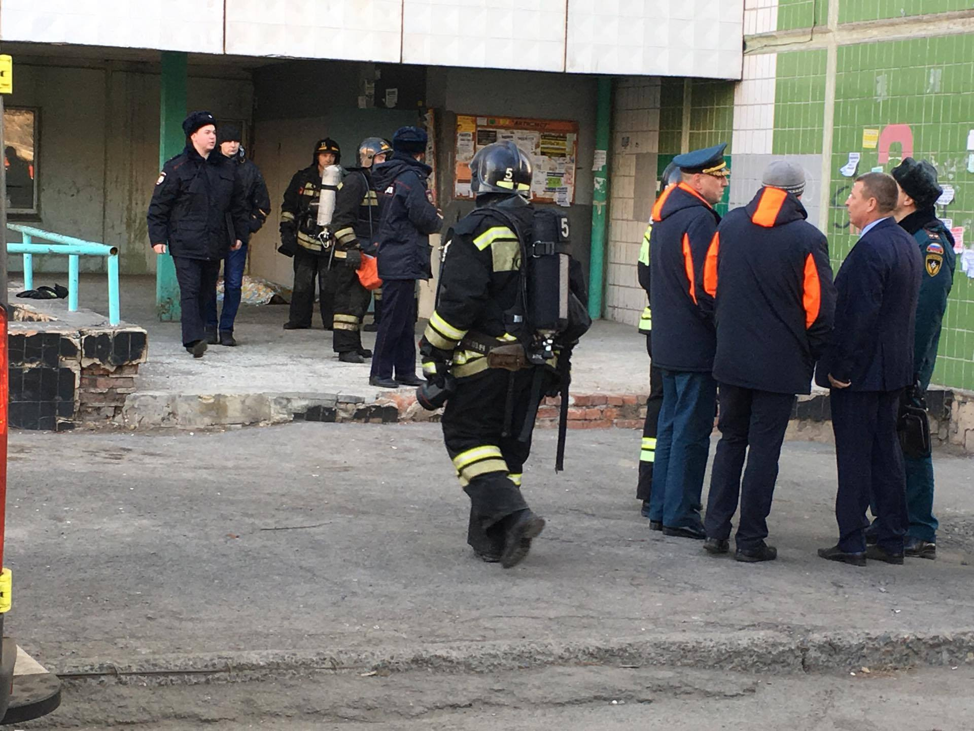 На место прибыли пожарные, скорая помощь и реанимация