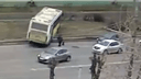 В Рыбинске автобус выехал на встречку и укатился на тротуар: водителю стало плохо за рулём