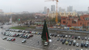 Главную елку в центре Волгограда заперли в кольце автомобилей