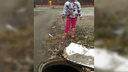 В Ярославле рядом с детской площадкой оставили открытый люк