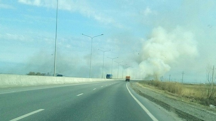Объездную дорогу в районе Лесобазы заволокло дымом: горит трава