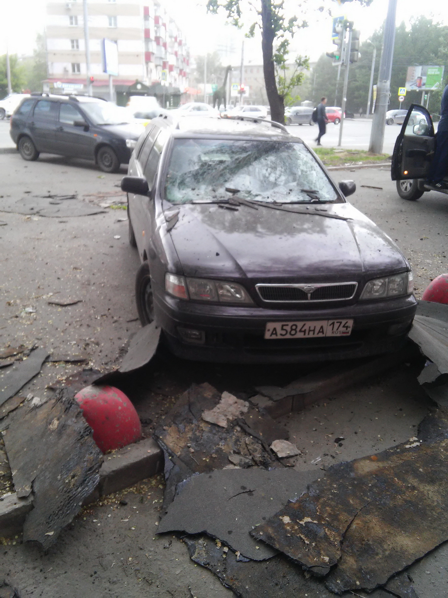 На Худякова, 9 на машину рухнула часть кровли