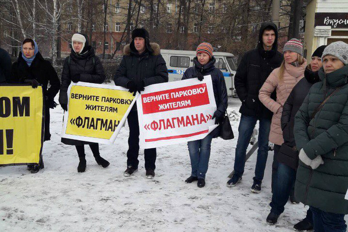 Придомовая территория, за которую борются жители дома, им предложили выкупить за 9 млн рублей