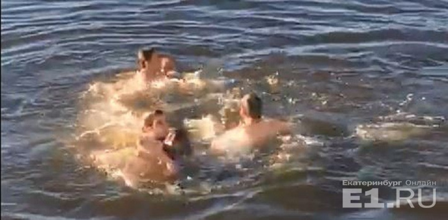 А вот уже четверо парней пытаются спасти своего друга.
