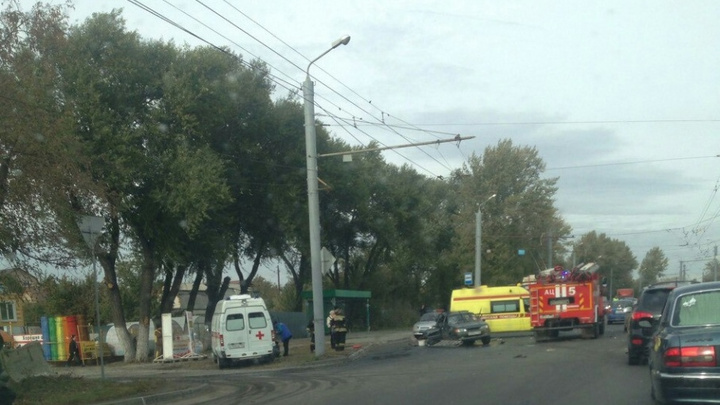 Остановились пропустить пешехода: в Челябинске водитель и пассажиры ВАЗ-2115 пострадали на зебре