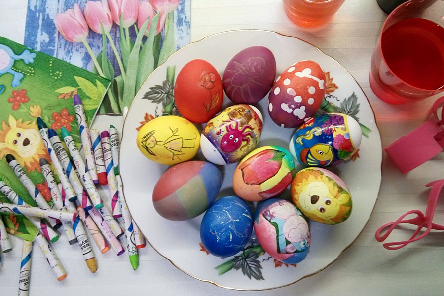 Как покрасить яйца на Пасху
