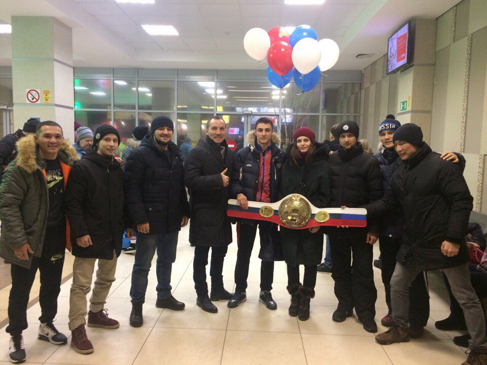 Обладателя чемпионского пояса и его наставника встретили в аэропорту «Челябинск» Обладателя чемпионского пояса и его наставника встретили в аэропорту «Челябинск»