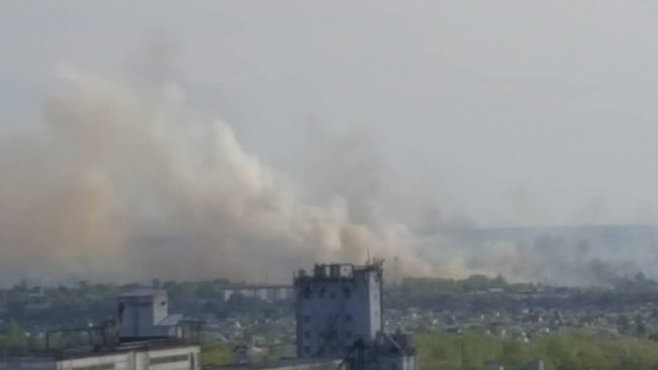 Тушат пожар несколько часов: въезд в Челябинск со стороны М-5 окутало дымом