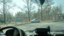 Машина такси улетела в забор на опасном повороте в Ярославле