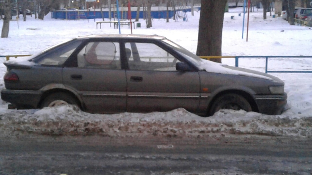 Зимой брошенные автомобили мешали очистке проезжих частей от снега